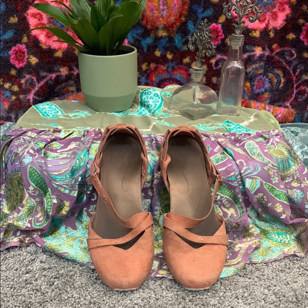 Tan Heels with Smooth Finish and Minimalist Design